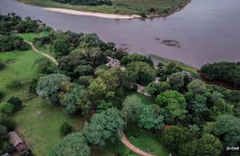 Hotel Camping Centu Cué, ubicado a orillas del río Tebicuary, se posiciona como uno de los principales atractivos turísticos de Villa Florida para el descanso y el disfrute en familia durante las vacaciones.