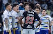 Jugadores de Boca Juniors en celebración con camisetas azul y amarilla; T. Mendes en camiseta negra observa calmado.