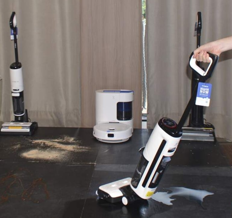 Demostración práctica de los modelos Tineco frente a representantes de empresas invitadas.