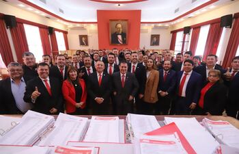 Algunos funcionarios consulares en Formosa y Resistencia, presentes en la ANR, presidido por Horacio Cartes.