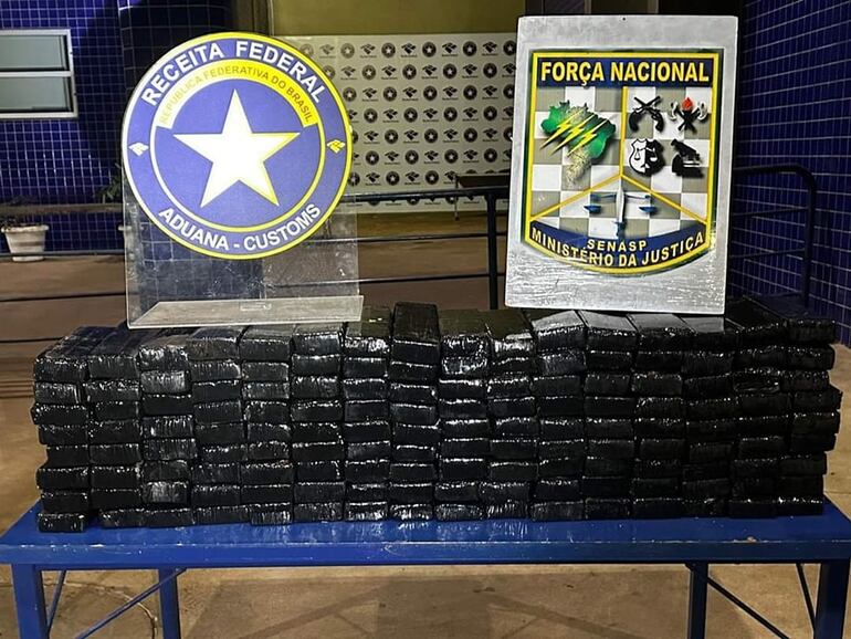 Los panes de marihuana que fueron retirados del doble fondo del automóvil.