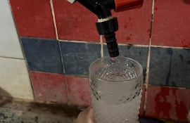 Desde hace más de un año, vecinos de Cabañas de Caacupé denuncian que reciben agua con coloración blanca amarillenta, generando preocupación por su calidad.