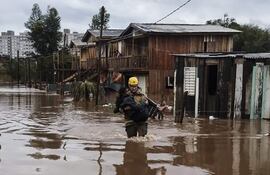 Fotografía cedida por el Cuerpo de Bomberos de Río Grande de las labores de rescate de personas tras el paso de un ciclón, en Passo Fundo (Brasil).