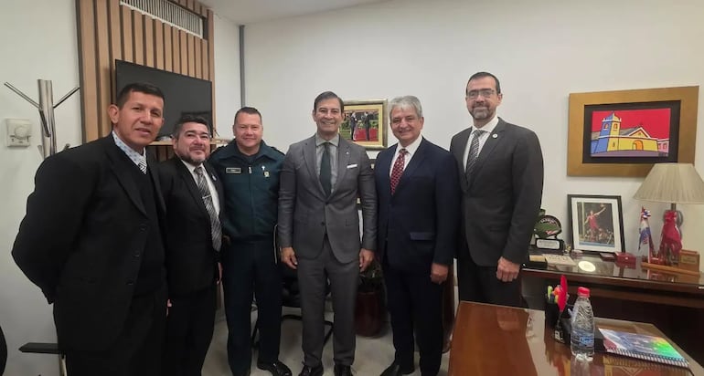 Pastor Emilio Aguero y los El senador Silvio Beto Ovelar y representantes de la Capellania Nacional Evangélica, la Asociación de Pastores Evangélicos del Paraguay APEP, y la Asociación de Iglesias Evangélicas del Paraguay ASIEP.
