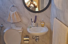 Así quedó el baño nuevo remodelado para Dalia López en Judiciales de la Policía.