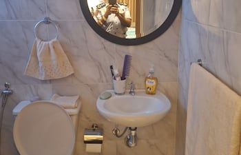 Así quedó el baño nuevo remodelado para Dalia López en Judiciales de la Policía.