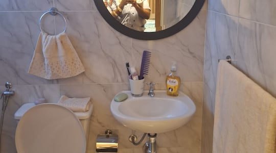 Así quedó el baño nuevo remodelado para Dalia López en Judiciales de la Policía.