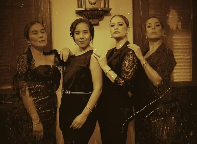 Lidia López, Dai Acosta, China Padrón Rossi y Susy Panizza en trajes oscuros, posando en interior con fondo acogedor y tono sepia.