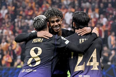Lamine Yamal (C), del Barcelona, celebra con sus compañeros Pedri (I) y Eric García (D) durante el partido de la fase de liga de la Liga de Campeones de la UEFA entre el Galatasaray y el Barcelona en Estambul.