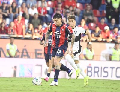 Juan Manuel Iturbe, jugador de Cerro Porteño, conduce el balón en un partido frente a Olimpia por la fecha 17 del torneo Apertura 2025 del fútbol paraguayo en el estadio La Nueva Olla, en Asunción, Paraguay.