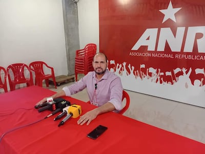 Santiago Brizuela, con camisa clara y expresión tranquila, se sienta frente a una mesa con micrófonos y logotipo de la ANR de fondo.