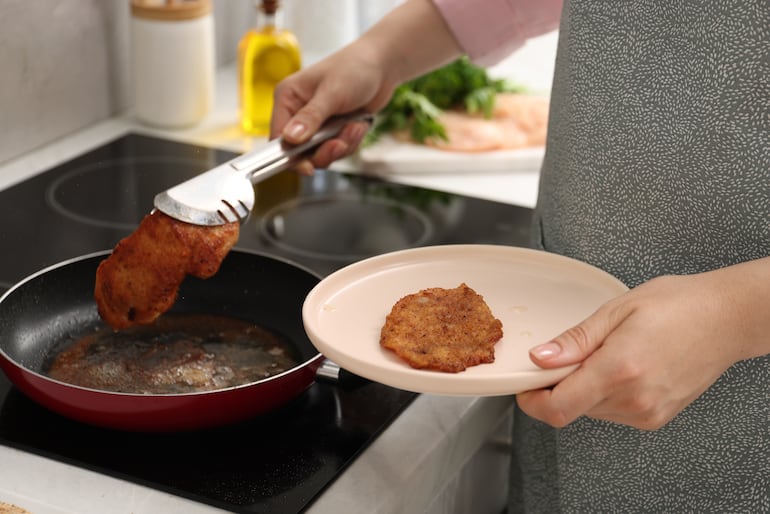 Freír milanesas, imagen ilustrativa.