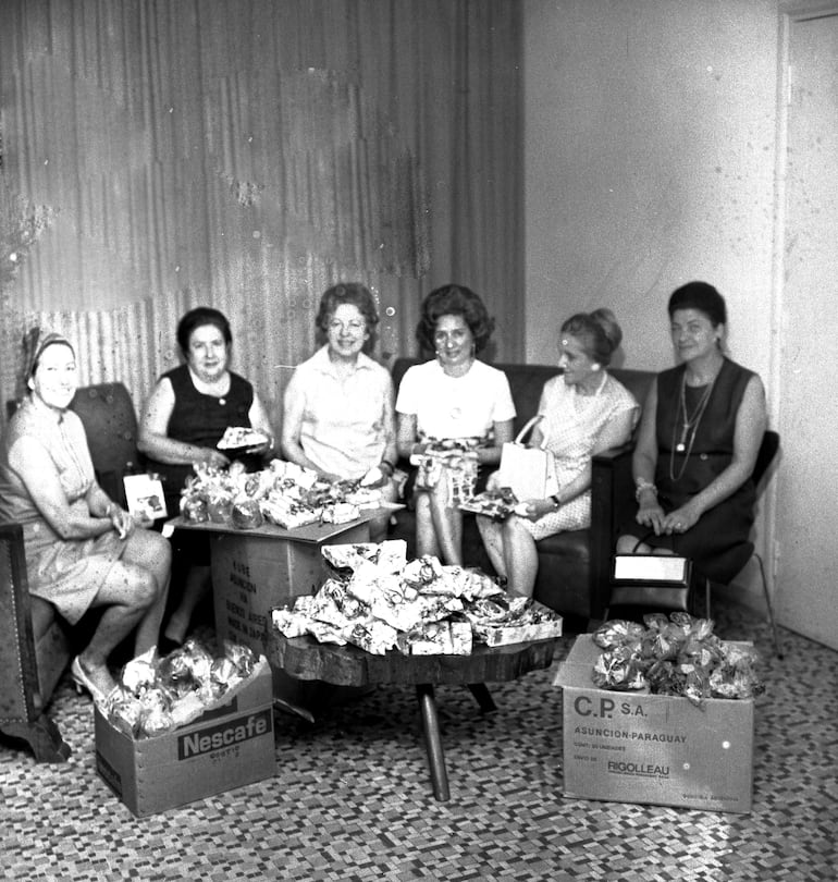 Damas diplomáticas con una donación de juguetes en ABC Color en 1969 para la campaña "Ningún niño se quede sin juguete".