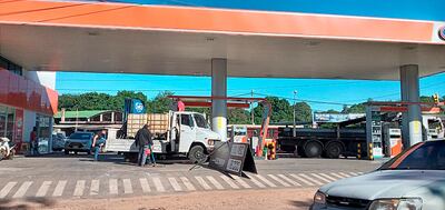 Este servicentro de Copetrol, de San Lorenzo, estaba descargando combustible a sus tanques de forma irregular.