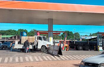 Este servicentro de Copetrol, de San Lorenzo, estaba descargando combustible a sus tanques de forma irregular.