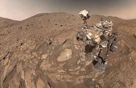El rover Perseverance recorre el cráter Jezero de Marte en busca de signos de vida antigua.