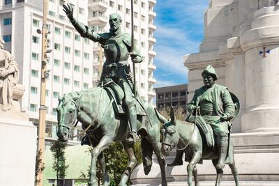 Estatua en honor a los personajes del escritor Miguel de Cervantes, Don Quijote de la Mancha y Sancho Panza en la Plaza de España en Madrid.