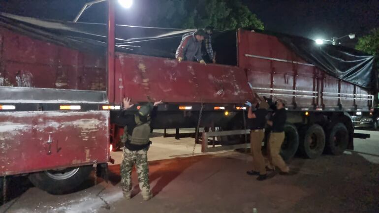 Agentes especiales de la Senad junto al camión incautado el sábado de madrugada en Yrybucuá.