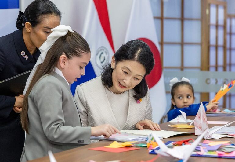 Jornada de origami con niñas paraguayas.