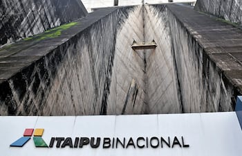 Antes del gobierno de Fernando Lugo, un teólogo, y Federico Franco, un médico, el 90% de la energía producida en los 20 generadores iban directo al Brasil.