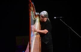 Ismael Ledesma en pleno concierto, ante un auditorio que recibió a público paraguayo y también extranjero.