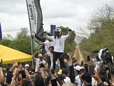 El piloto Gustavo Saba (d) y el copiloto José Díaz (i) festejan sobre el Toyota GR Yaris Rally2 la victoria en el Rally del Chaco después de finalizar la prueba especial 21 en Ruta Transchaco, Mariscal Estigarribia, Paraguay.