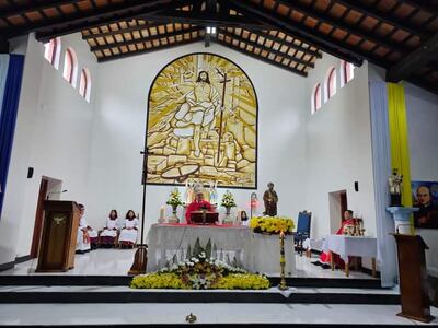 Misa concelebrada en la iglesia San Pedro Apóstol, esta mañana, presidida por el obispo de Encarnación, Mosn. Francisco Javier Pistilli, acompañado del cura párroco P. Juan Viet (SVD) y el vicario parroquial P. Felipe Hermosilla (SVD).