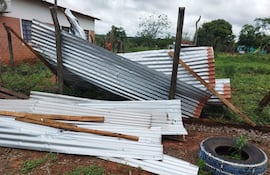 El fuerte viento ocurrido hace ocho dias dejó severos daños en la infraestructura de la Escuela Albarino Añazco de Guajayvi