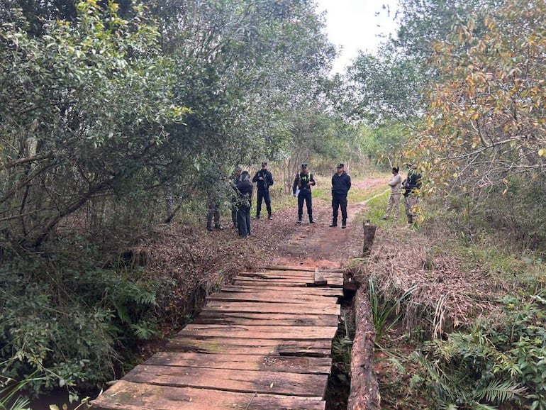 Comitiva fiscal-policial intervino el arroyo Sanabria tras la denuncia de peces muertos en Paso Yobai.