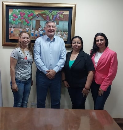 El ministro de Educación, Luis Ramírez y las profesoras Teresa Pane, Laura Duarte y Zila Zárate.