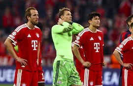 Harry Kane, el portero Manuel Neuer y Min-jae Kim, del Bayern de Múnich, saludan a sus aficionados con semblante decepcionado tras el partido de vuelta de las semifinales de la UEFA Champions League entre el Bayern de Múnich y el Paris Saint-Germain, en Múnich.