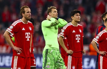 Harry Kane, el portero Manuel Neuer y Min-jae Kim, del Bayern de Múnich, saludan a sus aficionados con semblante decepcionado tras el partido de vuelta de las semifinales de la UEFA Champions League entre el Bayern de Múnich y el Paris Saint-Germain, en Múnich.