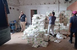 Los funcionarios de la DNIT realizan la verificación de los fardos de azúcar en uno de los depósitos