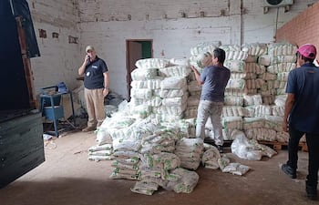 Los funcionarios de la DNIT realizan la verificación de los fardos de azúcar en uno de los depósitos