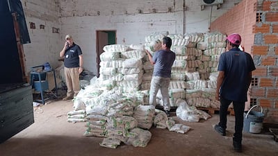Los funcionarios de la DNIT realizan la verificación de los fardos de azúcar en uno de los depósitos