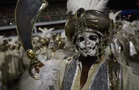 Integrantes de la escuela de samba Imperatriz Leopoldinense desfilan durante el carnaval de Río de Janeiro.