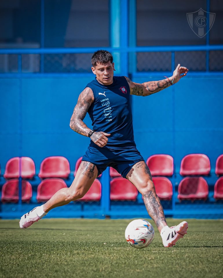 El delantero de Cerro Porteño, Juan Manuel Iturbe Arévalos (32 años), en la sesión de entrenamientos en las instalaciones de La Nueva Olla, en Barrio Obrero.