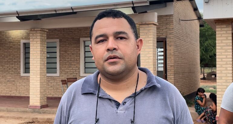 El único docente del lugar Fredy Insfrán mencionó que enseña desde el jardín hasta el sexto grado y que su contrato vence en diciembre.