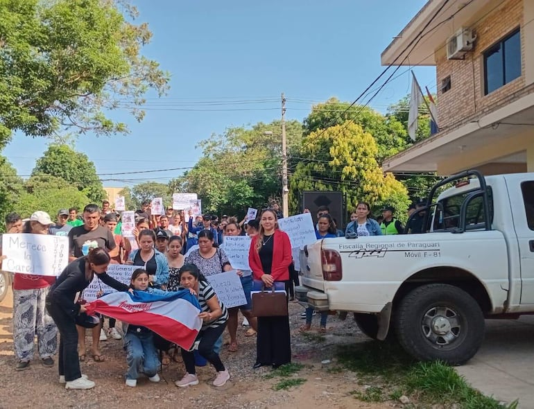En busca de justicia llegaron hasta la fiscalía de Paraguarí.