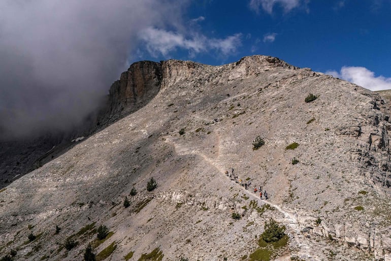 Senderistas caminan por la estrecha cresta conocida como Laimos, en el monte Olimpo, norte de Grecia, el 6 de julio de 2026.