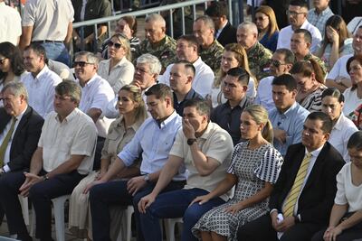 Santi Peña, con la mano en el rostro, junto a su esposa  y otras autoridades, durante la misa central de Caacupé.