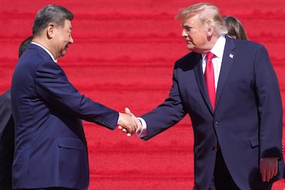 El presidente de China, Xi Jinping (i), saluda a su homólogo estadounidense, Donald Trump, durante su visita a los Archivos Nacionales de Estados Unidos este viernes, en Washington (Estados Unidos)