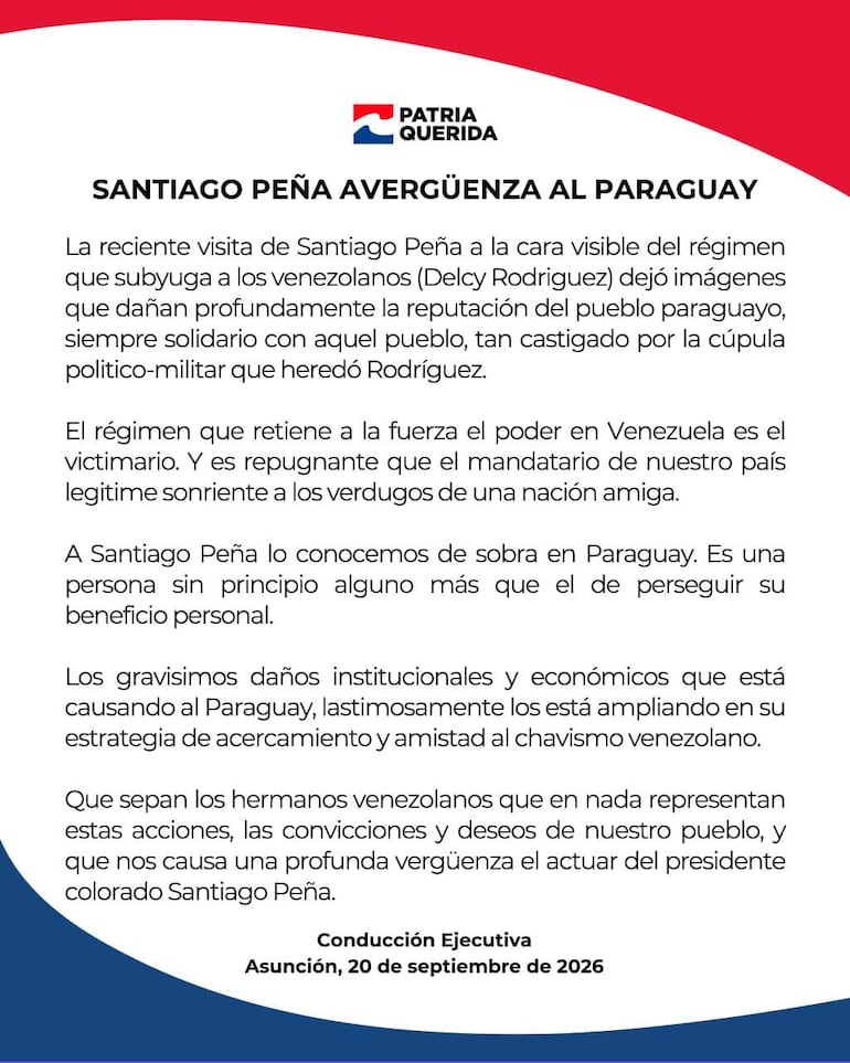 Texto impreso critica a Santiago Peña por su encuentro con Delcy Rodríguez, resaltando colores blanco, azul y rojo.