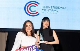 Rossana González y Jazmín Almada recibieron el premio de la UCP.