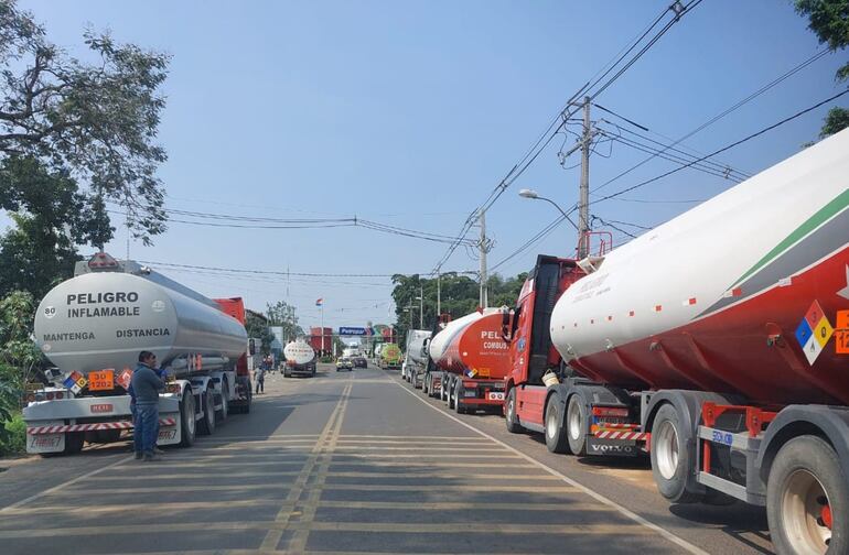 Ayer se registró una fila de al menos 1 km de camiones cisterna en la planta de Petropar.