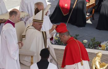 El nuevo cardenal argentino, Víctor Manuel Fernández, recibe su birreta al ser nombrado cardenal por el Papa Francisco durante una ceremonia de consistorio en la Plaza de San Pedro, Ciudad del Vaticano, el 30 de septiembre de 2023. El pontífice nombró 21 nuevos cardenales.