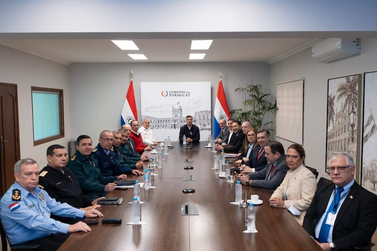 Santiago Peña preside una reunión en Mburuvicha Róga.