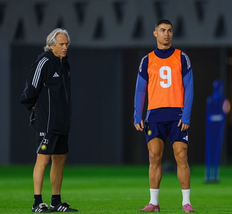 Jorge Jesus (i), entrenador del Al-Nassr, junto a Cristiano Ronaldo.
