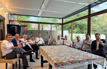 Mauricio Abdo Benitez, Luis Alberto Pettengill y otros líderes expresan alegría en reunión, levantando el dedo índice celebrando un acuerdo.