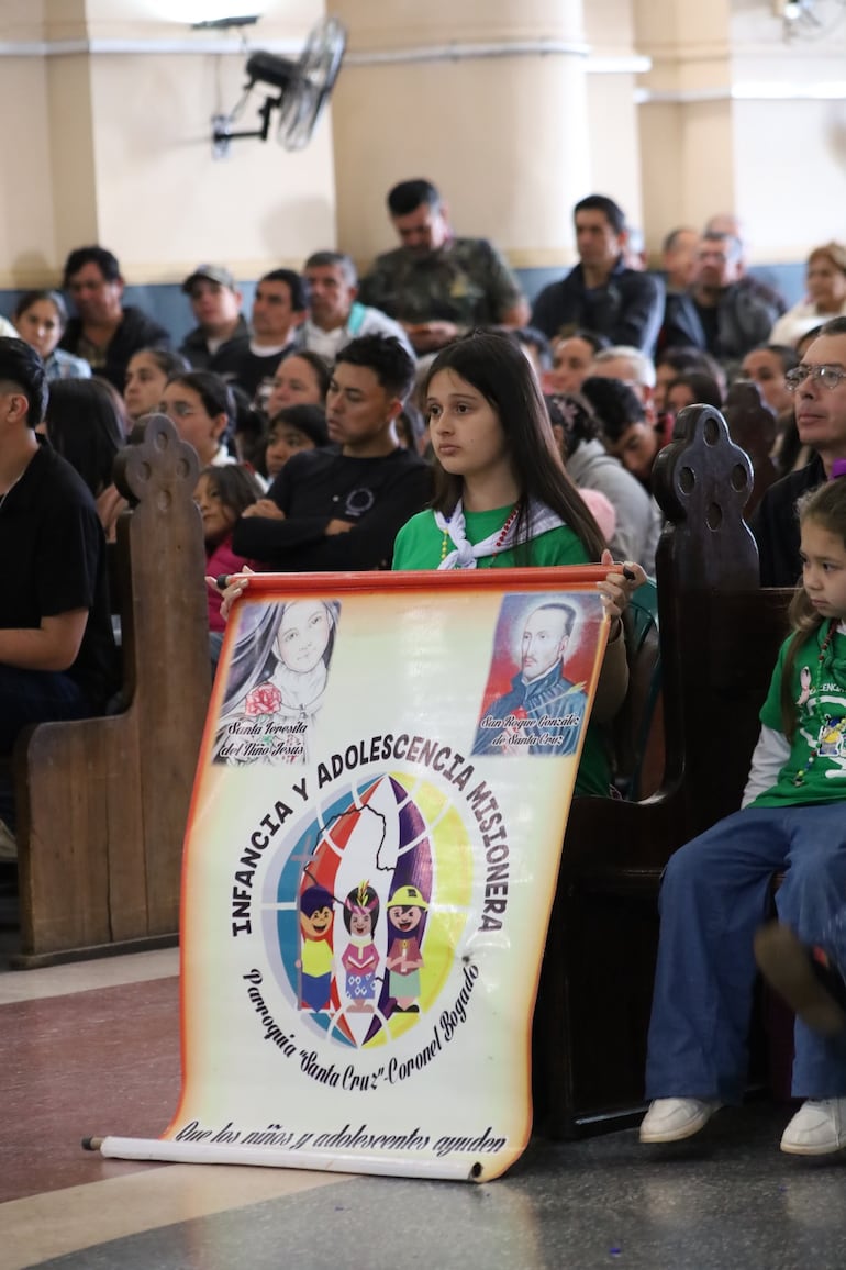 Como cada domingo, fieles acudieron a la Basílica de Caacupé para participar de la celebración eucarística.